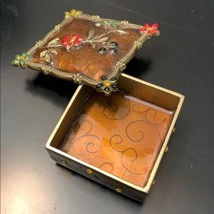 Ashleigh Manor little China box